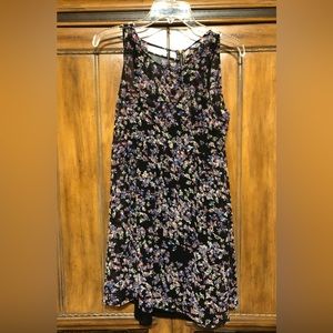 Women’s short sleeve dress. Good condition. Smoke free environment. Size: XS